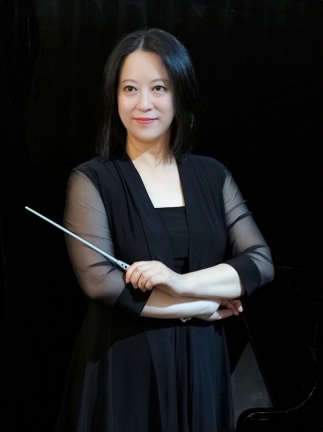 Music Director/Conductor Ling Lu 老師